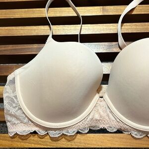 Beautiful Natori Lace Trimmed bra 34D